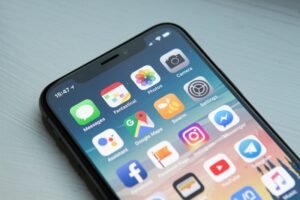 Yubo vs Snapchat best app for meeting new people